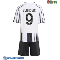 Fotballdrakt Barn Juventus Dusan Vlahovic #9 Hjemmedraktsett 2025-26 Kortermet (+ Korte bukser)